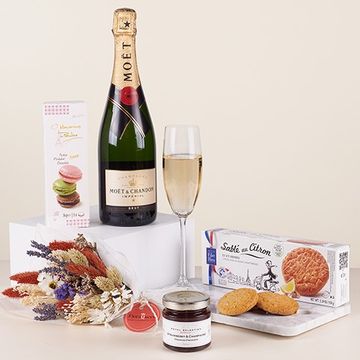 Product photo for Sweet Provocation: Moët Chandon und erlesene Macarons