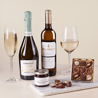 Perfect Balance: Sparkling Wine and White Wine with Mini Pralines