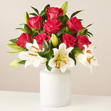 Love Note: Rote Rosen und weiße Lilien