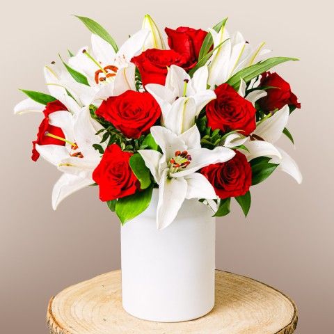 Афродита: красные розы и белые лилии