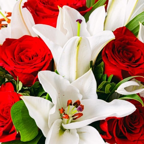 Liebesbotschaft: Rote Rosen und weiße Lilien highlight