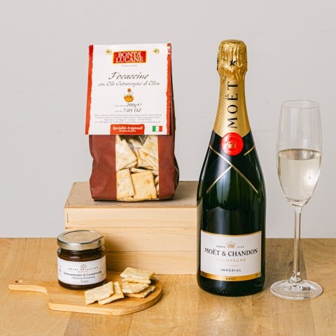 Ambiance Joyeuse Moët : Champagne et Snacks Sucrés et Salés