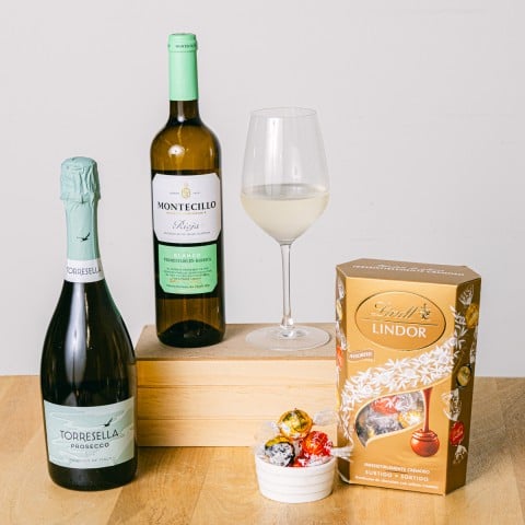 Perfect Balance: Schaumwein und Weißwein mit Minipralinen
