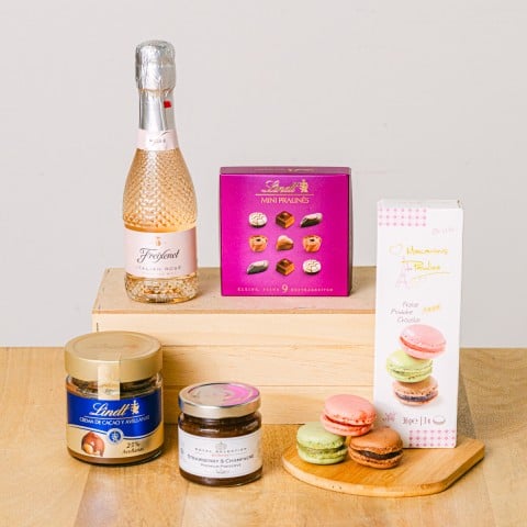 Bitesize Bliss: Premium-Kekse und Freixenet Sparkling Rosé