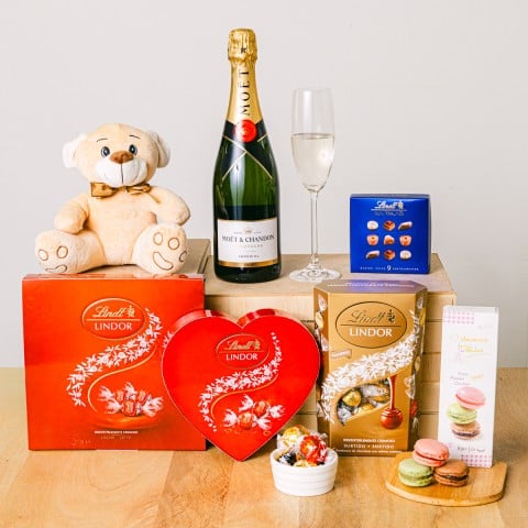 Moët & Sweet Embrace: Geschenkkorb mit Schokolade