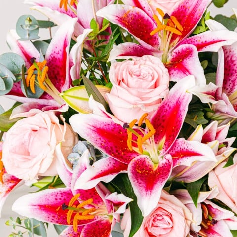 Fraîcheur Subtile : Roses et Lys highlight