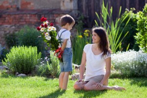 iStock 000060903934 Small FloraQueen EN Surprise mom with flowers on Mother's Day
