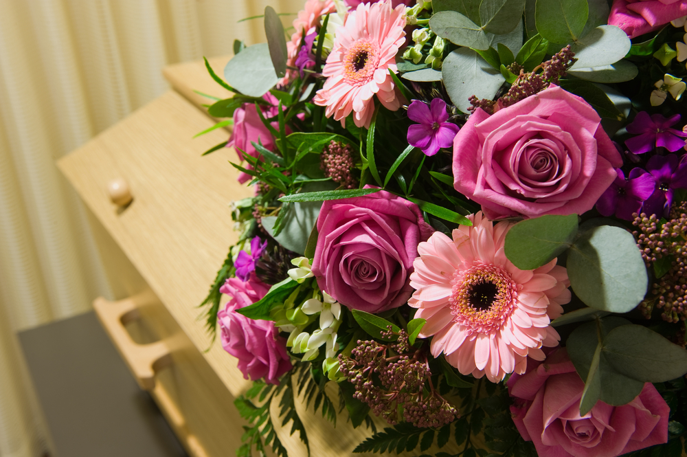shutterstock 368244806 FloraQueen EN How to Send Flowers to a Funeral