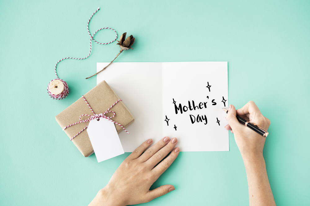 shutterstock 573535132 FloraQueen EN What to Write in a Mother’s Day Card