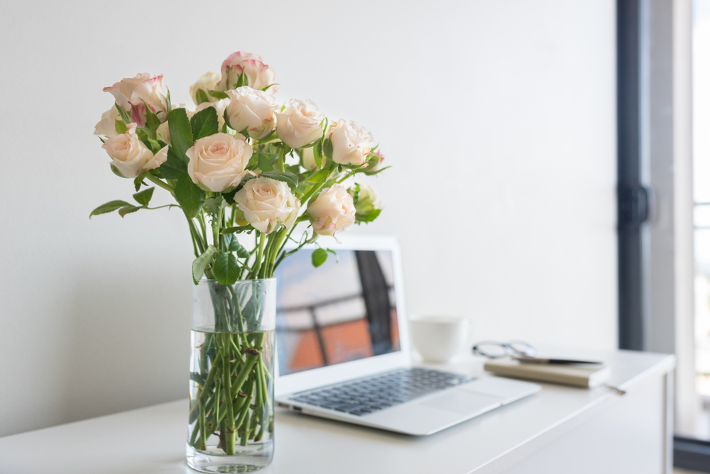 shutterstock 1314794906 FloraQueen EN How Long Do Roses Last in A Vase - Complete Guide with Tips and Tricks