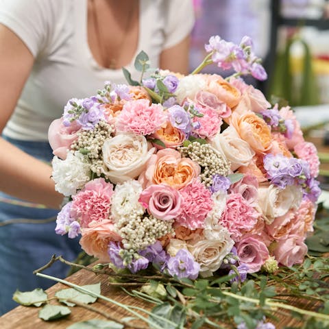 How to Arrange Flowers like a Pro - Flora Queen