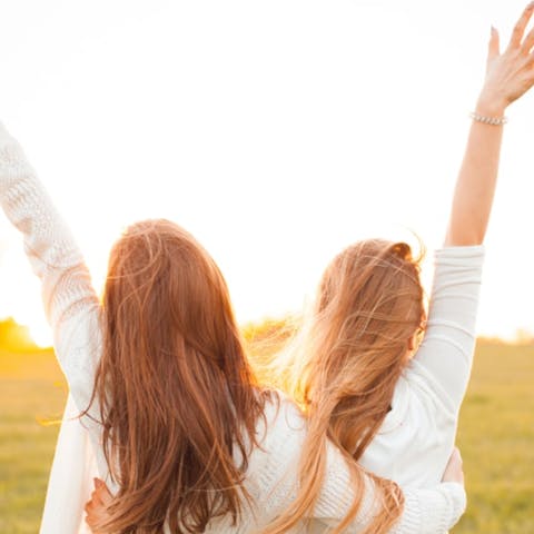 Why You Should Get Your Best Friend A Gift This Valentine’s Day - Flora Queen