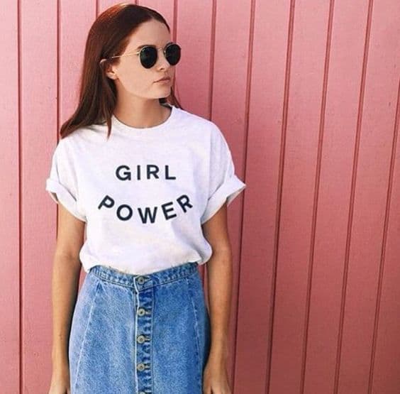 jeune fille avec tee-shirt girl power