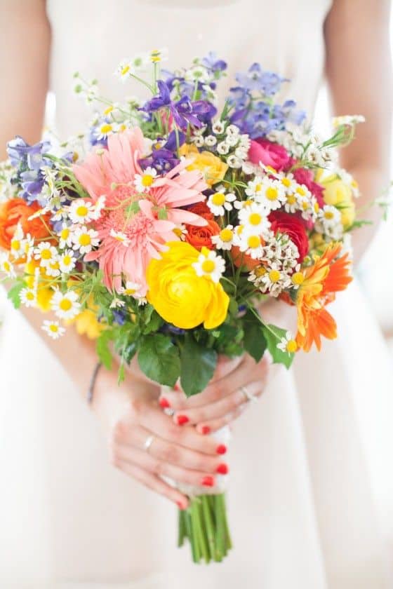 bouquet de mariée avec des fleurs colorées de saison