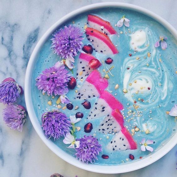 smoothie bowl bleu avec fruits et fleurs