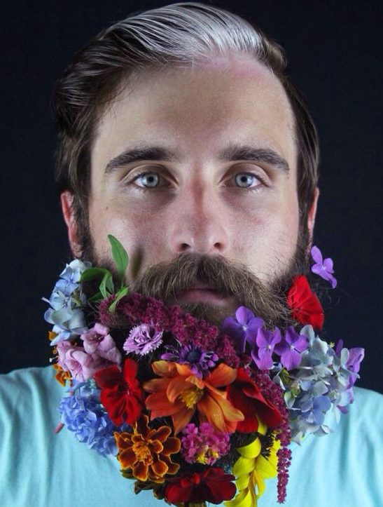 homme barbu avec des fleurs d'été