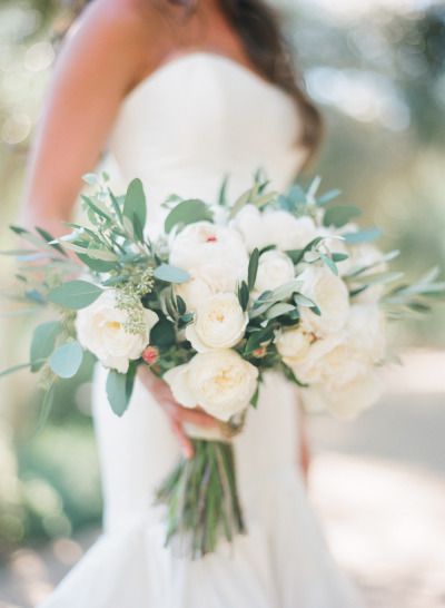 bouquet de mariée avec roses et eucalyptus