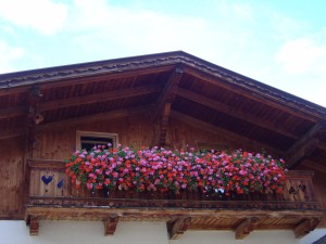 Chalets avec balcon fleuri, Autriche