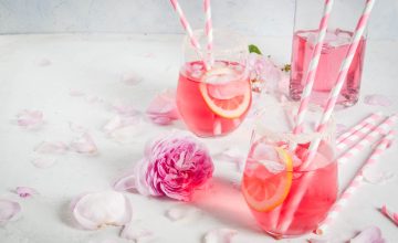 cocktails roses avec des fleurs