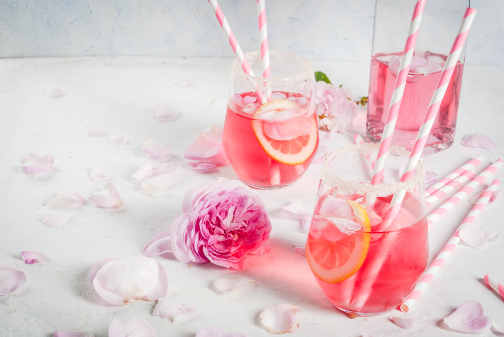 cocktails roses avec des fleurs