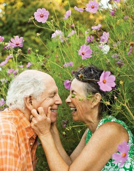couple souriant dans un champ de fleurs