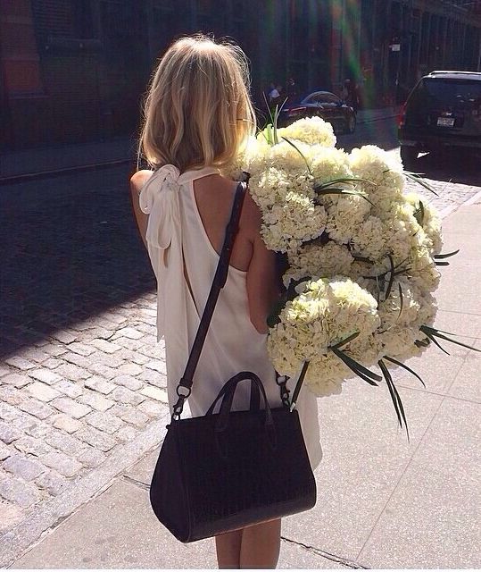 femme avec bouquet de fleurs blanches