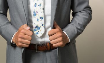 homme en costume avec cravate fleurie