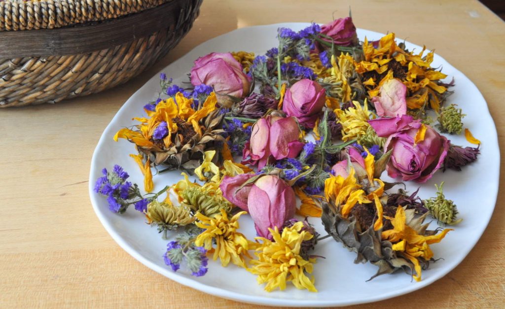 fleurs séchées dans une assiette