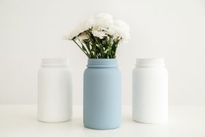vases peints avec des fleurs
