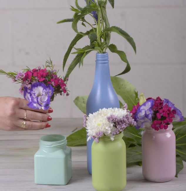 vases peints avec des fleurs