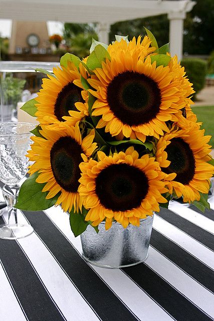 bouquet de tournesols sur une table
