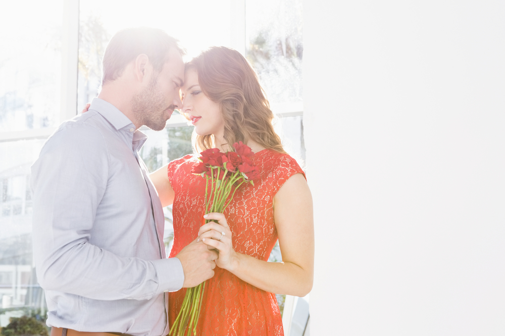 couple avec bouquet de fleurs