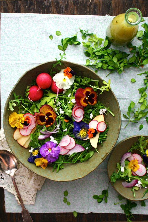 assiette de salade avec des fleurs