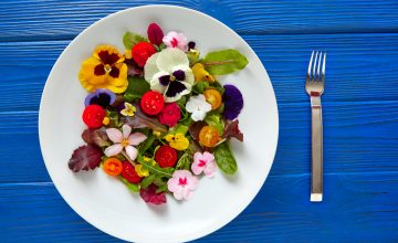 assiette de salade avec des fleurs