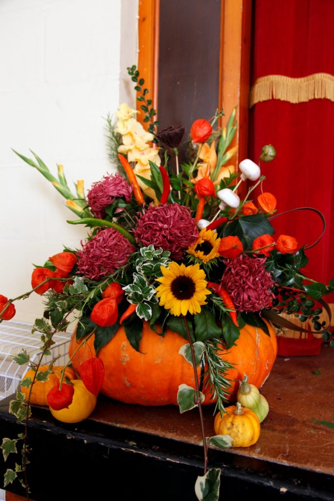 bouquet de fleurs orange dans citrouille halloween