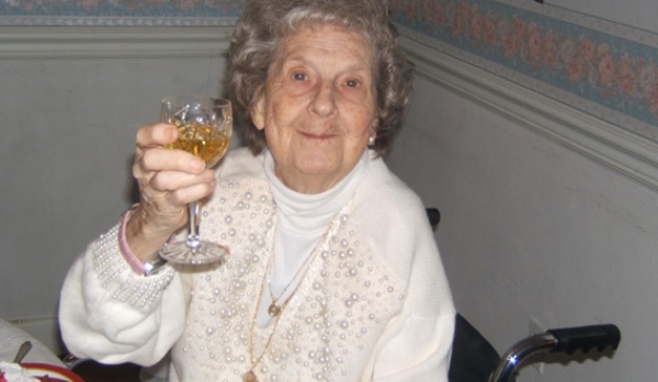 Mamie avec un verre