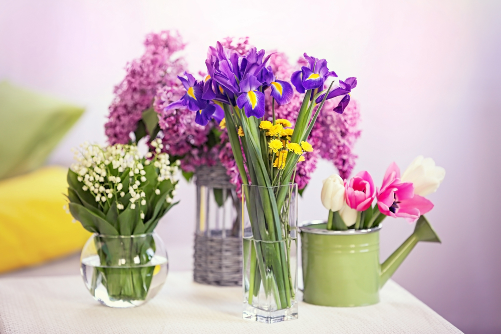 bouquet de fleurs colorés sur une table