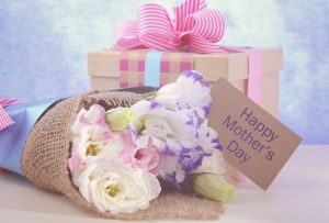 fleurs et cadeaux pour la fête des mères