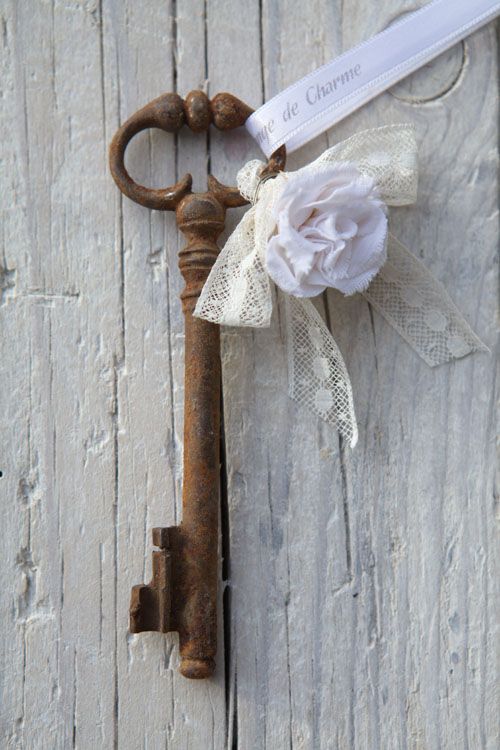 clé ancienne avec fleur et ruban