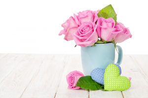 bouquet de roses roses dans une tasse