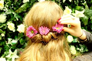 coiffure avec des fleurs