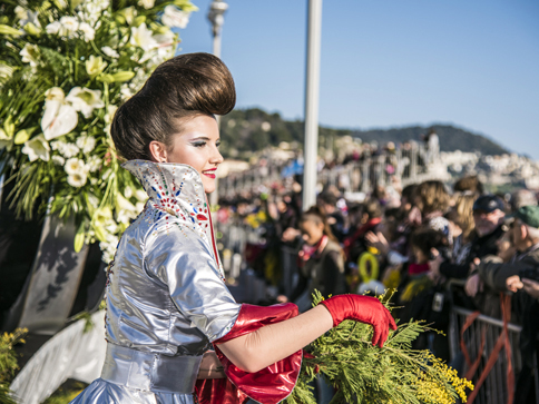 jeune femme char bataille des fleurs carnaval de nice 2015