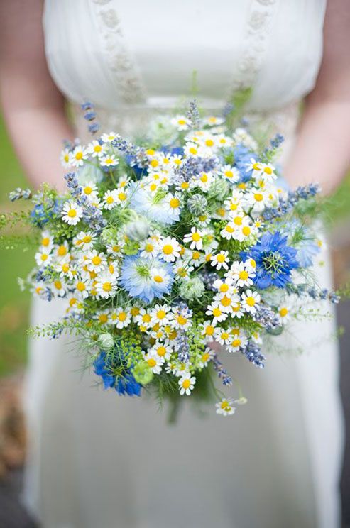 bouquet de mariée avec marguerites et autres fleurs sauvages