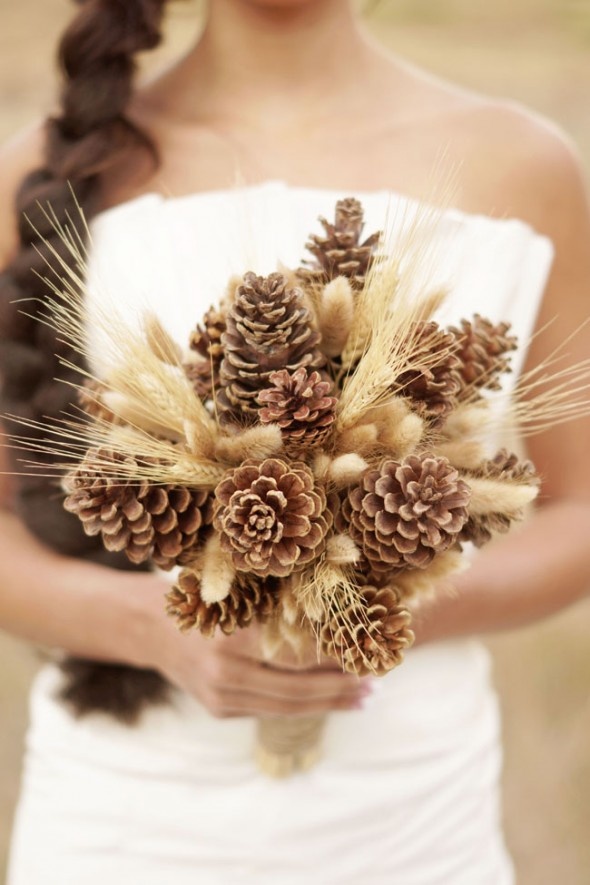 bouquet de mariée insolite avec des pommes de pins et du blé