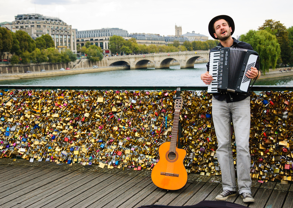 joueur accordeon sur le pont des arts paris