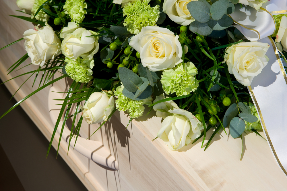 bouquet de fleurs blanches funérailles