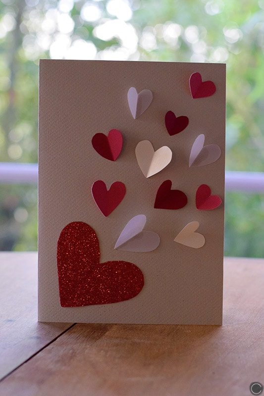 Une carte de Saint-Valentin avec un coeur en plexiglas décoré