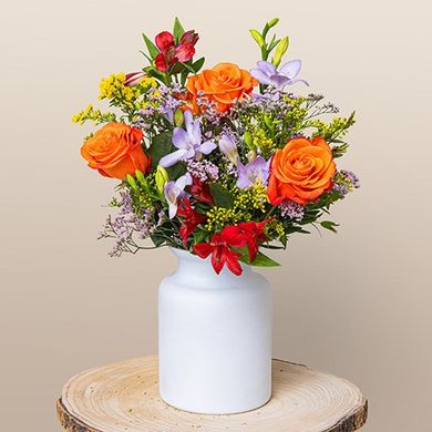 Słoneczne kwiaty: róże, alstremerie i frezje