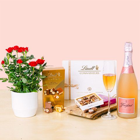 Product photo for Douceur de la Saint-Valentin : Panier gourmand avec cava rosé